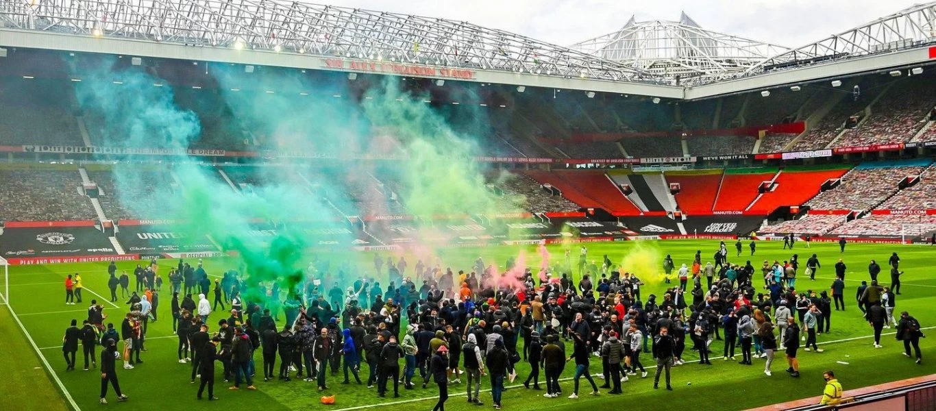 Χαμός στο Μάντσεστερ: Οπαδοί απειλούν πως θα σκοτώσουν τον ιδιοκτήτη της Γιουνάιτεντ -Αναβλήθηκε το ντέρμπι με Λίβερπουλ